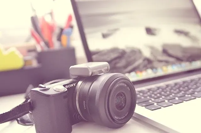 Pierwszy aparat fotograficzny - jaki sprzęt dla początkujących?