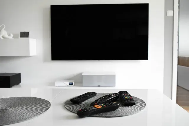 Telewizory Blaupunkt, TCL czy Hitachi? Której marki telewizory kupować?
